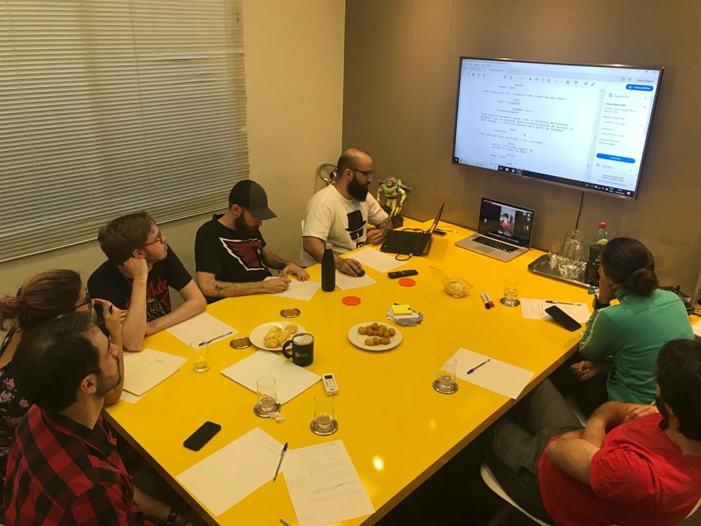 Reunião de produção no estúdio, em Belo Horizonte